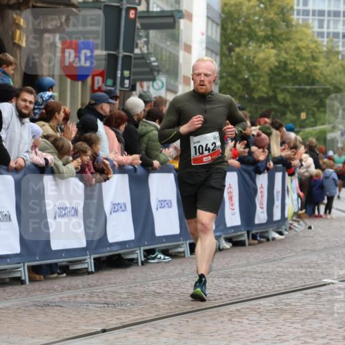 05.10.2025 - 20. swb-Marathon Bremen Strokosch-Dieckow http://msf.ph/oto/9270515 05.10.2025 13:01:36 Ziel 1042, 2284, 2545, 4571, 6302, 8169 meine-sportfotos.de