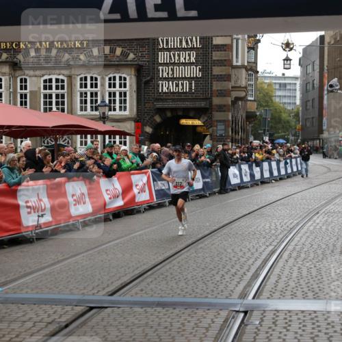 05.10.2025 - 20. swb-Marathon Bremen Yannick Fuchs http://msf.ph/oto/9270518 05.10.2025 12:15:13 Ziel 212 meine-sportfotos.de