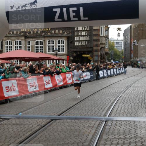 05.10.2025 - 20. swb-Marathon Bremen Yannick Fuchs http://msf.ph/oto/9270528 05.10.2025 12:15:13 Ziel 212 meine-sportfotos.de
