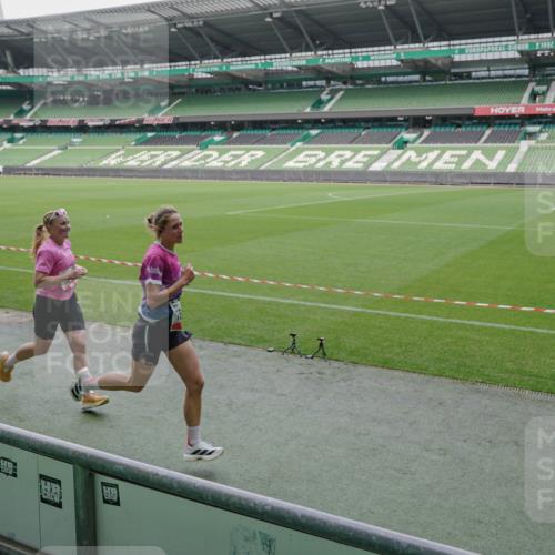 05.10.2025 - 20. swb-Marathon Bremen Michael Burmester http://msf.ph/oto/9270532 05.10.2025 12:42:26 Laufen im Stadion 588, 635, 907, 965, 1123, 1215, 1612, 1645, 1763, 1810, 2068, 2141, 2385, 3153, 3294, 4635, 5028, 5470, 6903, 7405, 1042, 1476, 2743, 2801, 4158, 4984, 8211 meine-sportfotos.de