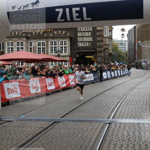 05.10.2025 - 20. swb-Marathon Bremen Yannick Fuchs http://msf.ph/oto/9270535 05.10.2025 12:15:13 Ziel 212 meine-sportfotos.de