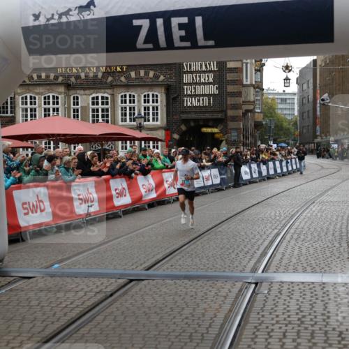 05.10.2025 - 20. swb-Marathon Bremen Yannick Fuchs http://msf.ph/oto/9270543 05.10.2025 12:15:13 Ziel 212 meine-sportfotos.de