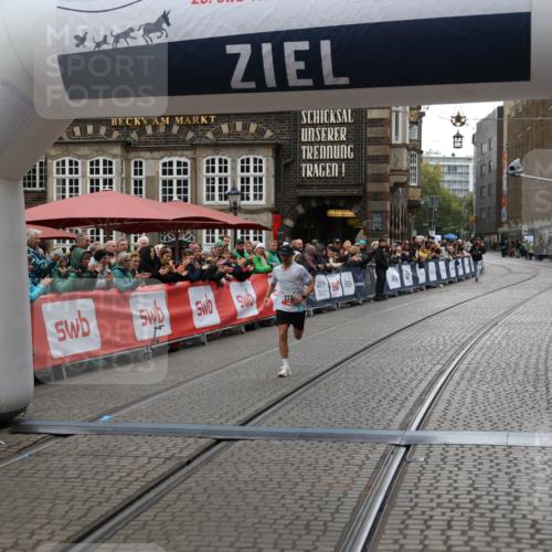 05.10.2025 - 20. swb-Marathon Bremen Yannick Fuchs http://msf.ph/oto/9270549 05.10.2025 12:15:14 Ziel 212 meine-sportfotos.de