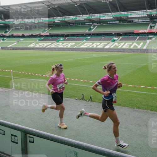 05.10.2025 - 20. swb-Marathon Bremen Michael Burmester http://msf.ph/oto/9270551 05.10.2025 12:42:26 Laufen im Stadion 588, 635, 907, 965, 1123, 1215, 1612, 1645, 1763, 1810, 2068, 2141, 2385, 3153, 3294, 4635, 5028, 5470, 6903, 7405, 1042, 1476, 2743, 2801, 4158, 4984, 8211 meine-sportfotos.de