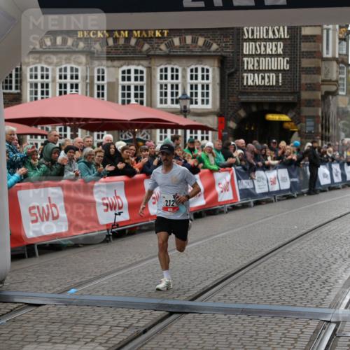 05.10.2025 - 20. swb-Marathon Bremen Yannick Fuchs http://msf.ph/oto/9270583 05.10.2025 12:15:14 Ziel 212 meine-sportfotos.de