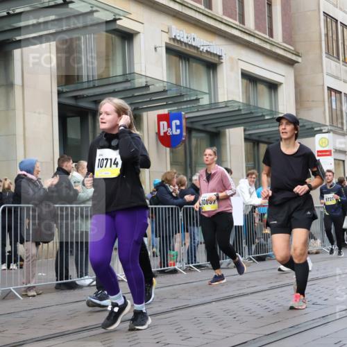05.10.2025 - 20. swb-Marathon Bremen Strokosch-Dieckow http://msf.ph/oto/9270586 05.10.2025 11:08:34 Ziel 7706, 9184, 9191, 9274, 9276, 9466, 9589, 9632, 9721, 9774, 9853, 9912, 10031, 10051, 10087, 10248, 10458, 10567, 10714, 10840, 10939, 11073, 11126, 11142, 11479, 11590, 7706, 9184, 9191, 9274, 9276, 9466, 9589, 9632, 9721, 9774, 9853, 9912, 10031, 10051, 10087, 10248, 10458, 10567, 10714, 10840, 10939, 11073, 11126, 11142, 11479, 11590 meine-sportfotos.de