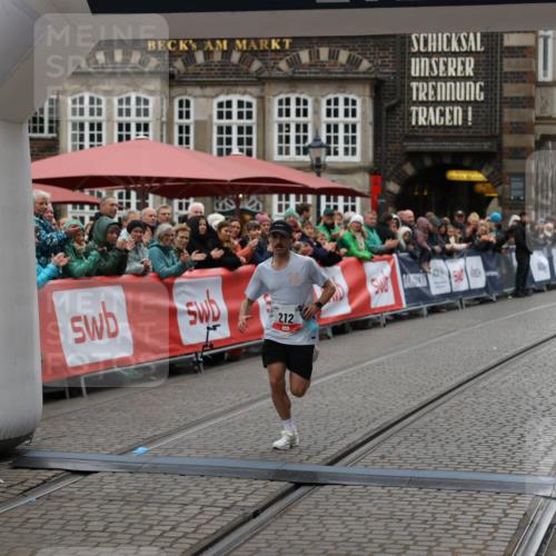 05.10.2025 - 20. swb-Marathon Bremen Yannick Fuchs http://msf.ph/oto/9270592 05.10.2025 12:15:14 Ziel 212 meine-sportfotos.de