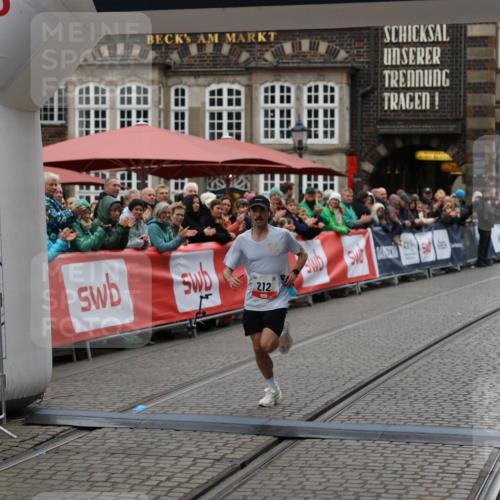 05.10.2025 - 20. swb-Marathon Bremen Yannick Fuchs http://msf.ph/oto/9270599 05.10.2025 12:15:14 Ziel 212 meine-sportfotos.de
