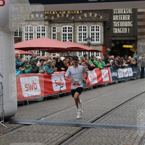 05.10.2025 - 20. swb-Marathon Bremen Yannick Fuchs http://msf.ph/oto/9270609 05.10.2025 12:15:15 Ziel 212 meine-sportfotos.de