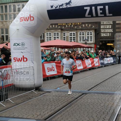 05.10.2025 - 20. swb-Marathon Bremen Yannick Fuchs http://msf.ph/oto/9270618 05.10.2025 12:15:15 Ziel 212 meine-sportfotos.de