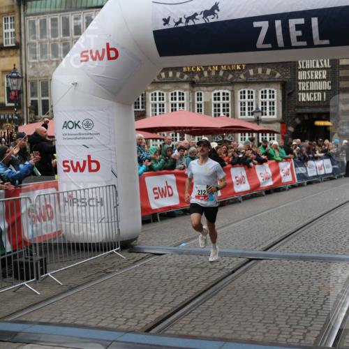 05.10.2025 - 20. swb-Marathon Bremen Yannick Fuchs http://msf.ph/oto/9270625 05.10.2025 12:15:15 Ziel 212 meine-sportfotos.de