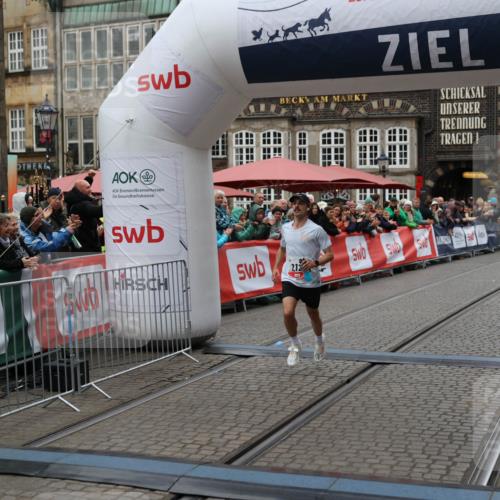 05.10.2025 - 20. swb-Marathon Bremen Yannick Fuchs http://msf.ph/oto/9270633 05.10.2025 12:15:15 Ziel 212 meine-sportfotos.de
