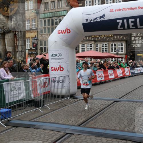 05.10.2025 - 20. swb-Marathon Bremen Yannick Fuchs http://msf.ph/oto/9270643 05.10.2025 12:15:15 Ziel 212 meine-sportfotos.de