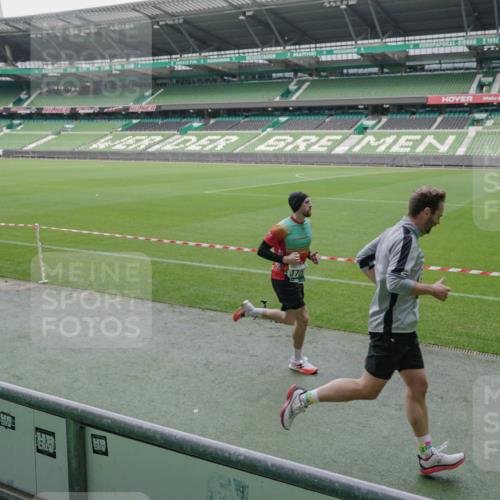 05.10.2025 - 20. swb-Marathon Bremen Michael Burmester http://msf.ph/oto/9270647 05.10.2025 12:42:36 Laufen im Stadion 588, 635, 907, 965, 1105, 1123, 1215, 1612, 1645, 1763, 1810, 2068, 2141, 2385, 3153, 3294, 3391, 3705, 4635, 5028, 5470, 5741, 7405, 7472, 7547, 7764, 6903 meine-sportfotos.de