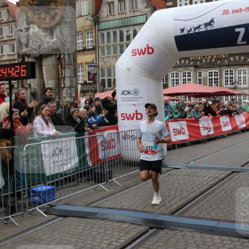 05.10.2025 - 20. swb-Marathon Bremen Yannick Fuchs http://msf.ph/oto/9270659 05.10.2025 12:15:16 Ziel 212 meine-sportfotos.de