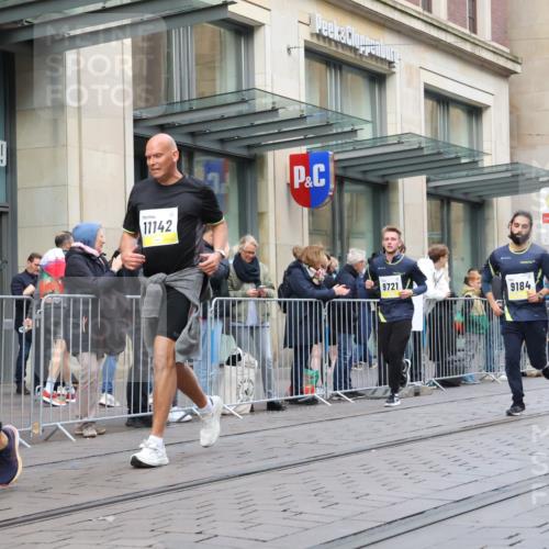 05.10.2025 - 20. swb-Marathon Bremen Strokosch-Dieckow http://msf.ph/oto/9270665 05.10.2025 11:08:36 Ziel 9184, 9191, 9274, 9276, 9466, 9589, 9632, 9721, 9774, 9853, 9912, 10031, 10051, 10087, 10248, 10458, 10567, 10714, 10840, 10939, 11126, 11142, 11479, 11590, 9184, 9191, 9274, 9276, 9466, 9589, 9632, 9721, 9774, 9853, 9912, 10031, 10051, 10087, 10248, 10458, 10567, 10714, 10840, 10939, 11126, 11142, 11479, 11590 meine-sportfotos.de