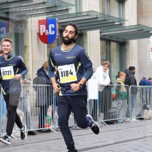 05.10.2025 - 20. swb-Marathon Bremen Strokosch-Dieckow http://msf.ph/oto/9270678 05.10.2025 11:08:37 Ziel 9184, 9191, 9274, 9466, 9589, 9632, 9721, 9774, 9853, 9912, 10031, 10051, 10087, 10248, 10458, 10567, 10714, 10840, 10939, 11126, 11142, 11479, 11590, 9184, 9191, 9274, 9466, 9589, 9632, 9721, 9774, 9853, 9912, 10031, 10051, 10087, 10248, 10458, 10567, 10714, 10840, 10939, 11126, 11142, 11479, 11590 meine-sportfotos.de