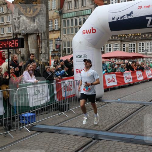 05.10.2025 - 20. swb-Marathon Bremen Yannick Fuchs http://msf.ph/oto/9270681 05.10.2025 12:15:16 Ziel 212 meine-sportfotos.de