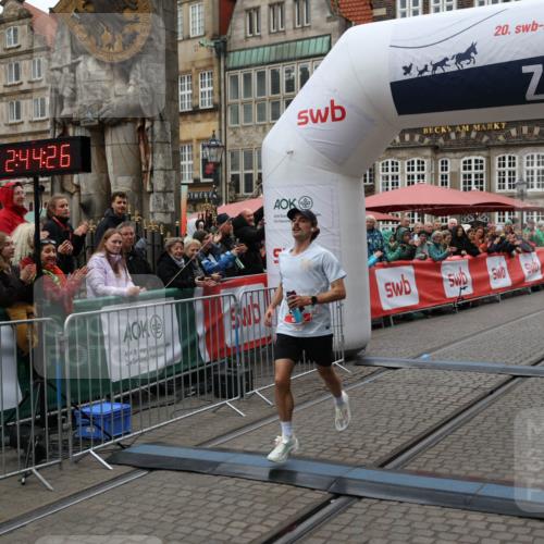 05.10.2025 - 20. swb-Marathon Bremen Yannick Fuchs http://msf.ph/oto/9270691 05.10.2025 12:15:16 Ziel 212 meine-sportfotos.de