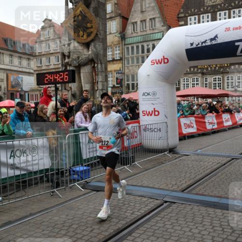 05.10.2025 - 20. swb-Marathon Bremen Yannick Fuchs http://msf.ph/oto/9270701 05.10.2025 12:15:16 Ziel 212 meine-sportfotos.de