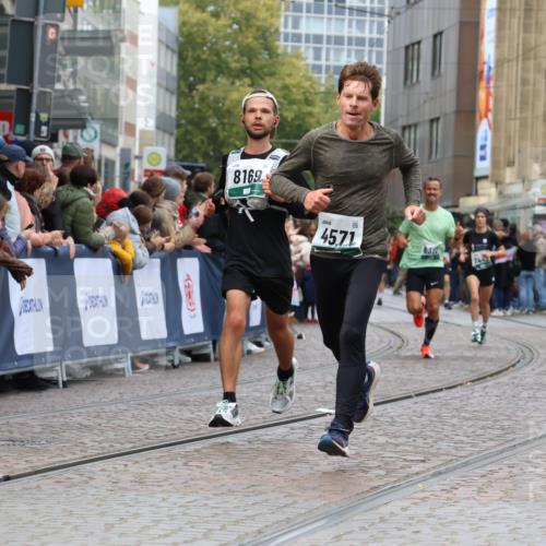 05.10.2025 - 20. swb-Marathon Bremen Strokosch-Dieckow http://msf.ph/oto/9270708 05.10.2025 13:01:40 Ziel 1042, 2284, 4571, 6302, 7440, 8169 meine-sportfotos.de