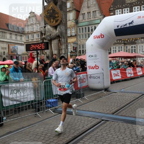 05.10.2025 - 20. swb-Marathon Bremen Yannick Fuchs http://msf.ph/oto/9270715 05.10.2025 12:15:16 Ziel 212 meine-sportfotos.de