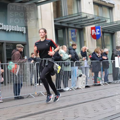 05.10.2025 - 20. swb-Marathon Bremen Strokosch-Dieckow http://msf.ph/oto/9270717 05.10.2025 11:08:40 Ziel 9184, 9466, 9632, 9721, 9774, 9798, 9815, 9853, 9912, 10031, 10051, 10087, 10248, 10315, 10458, 10714, 10784, 10840, 11126, 11142, 11379, 11437, 9184, 9466, 9632, 9721, 9774, 9798, 9815, 9853, 9912, 10031, 10051, 10087, 10248, 10315, 10458, 10714, 10784, 10840, 11126, 11142, 11379, 11437 meine-sportfotos.de