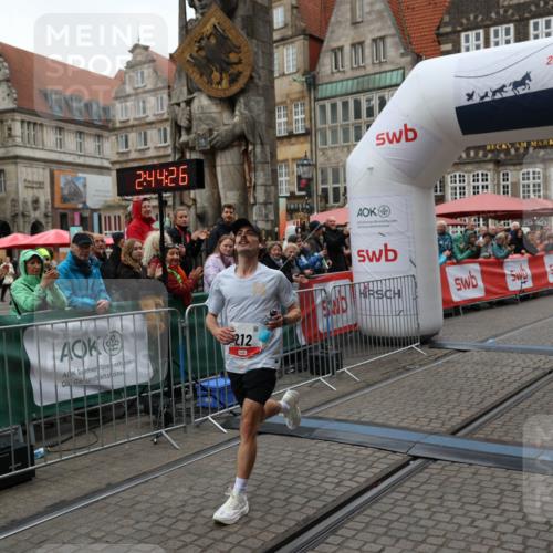 05.10.2025 - 20. swb-Marathon Bremen Yannick Fuchs http://msf.ph/oto/9270724 05.10.2025 12:15:16 Ziel 212 meine-sportfotos.de
