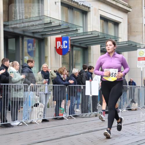 05.10.2025 - 20. swb-Marathon Bremen Strokosch-Dieckow http://msf.ph/oto/9270731 05.10.2025 11:08:41 Ziel 9184, 9466, 9632, 9721, 9774, 9798, 9815, 9853, 9912, 10031, 10087, 10248, 10315, 10458, 10714, 10784, 10840, 11126, 11142, 11379, 11437, 9184, 9466, 9632, 9721, 9774, 9798, 9815, 9853, 9912, 10031, 10087, 10248, 10315, 10458, 10714, 10784, 10840, 11126, 11142, 11379, 11437 meine-sportfotos.de