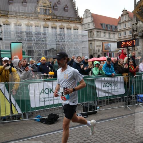 05.10.2025 - 20. swb-Marathon Bremen Yannick Fuchs http://msf.ph/oto/9270733 05.10.2025 12:15:17 Ziel 212 meine-sportfotos.de