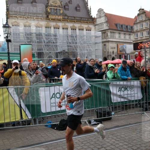 05.10.2025 - 20. swb-Marathon Bremen Yannick Fuchs http://msf.ph/oto/9270739 05.10.2025 12:15:17 Ziel 212 meine-sportfotos.de