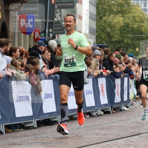 05.10.2025 - 20. swb-Marathon Bremen Strokosch-Dieckow http://msf.ph/oto/9270752 05.10.2025 13:01:44 Ziel 1992, 3218, 6302, 7440, 8169 meine-sportfotos.de