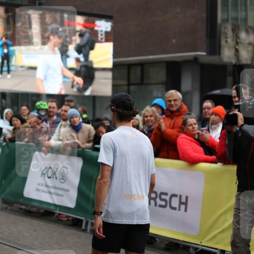 05.10.2025 - 20. swb-Marathon Bremen Yannick Fuchs http://msf.ph/oto/9270765 05.10.2025 12:15:20 Ziel 212 meine-sportfotos.de