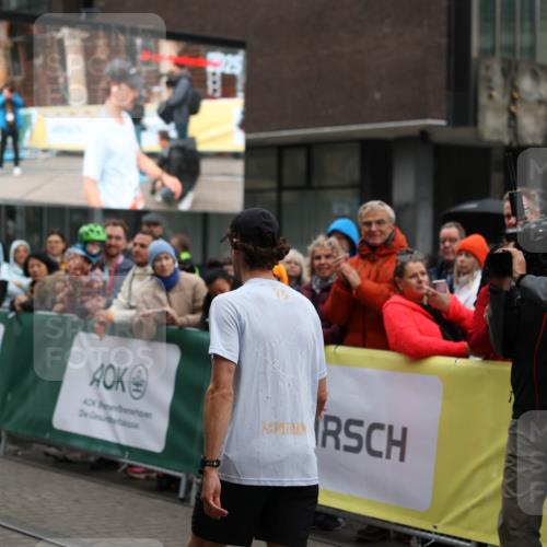 05.10.2025 - 20. swb-Marathon Bremen Yannick Fuchs http://msf.ph/oto/9270771 05.10.2025 12:15:21 Ziel 212 meine-sportfotos.de
