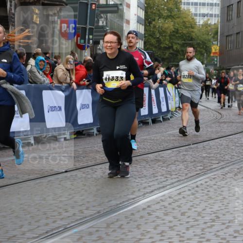 05.10.2025 - 20. swb-Marathon Bremen Strokosch-Dieckow http://msf.ph/oto/9270778 05.10.2025 11:10:15 Ziel 8533, 9734, 9806, 10082, 10189, 10280, 11204, 11261, 11333 meine-sportfotos.de