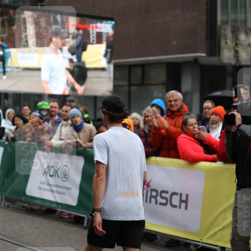 05.10.2025 - 20. swb-Marathon Bremen Yannick Fuchs http://msf.ph/oto/9270782 05.10.2025 12:15:21 Ziel 212 meine-sportfotos.de