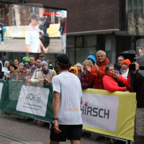 05.10.2025 - 20. swb-Marathon Bremen Yannick Fuchs http://msf.ph/oto/9270793 05.10.2025 12:15:21 Ziel 212 meine-sportfotos.de