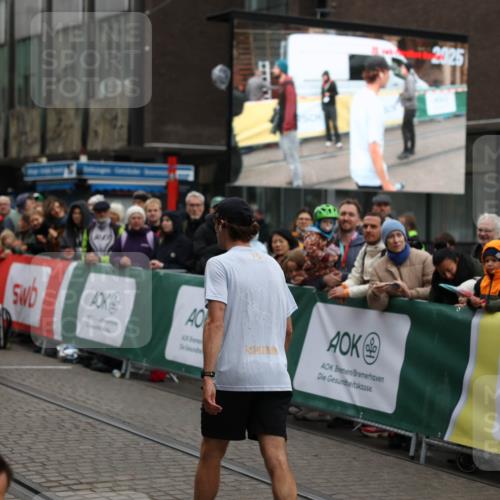 05.10.2025 - 20. swb-Marathon Bremen Yannick Fuchs http://msf.ph/oto/9270811 05.10.2025 12:15:22 Ziel  meine-sportfotos.de