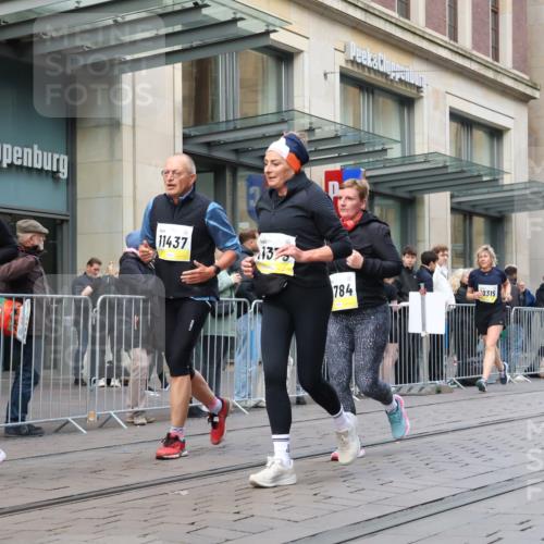 05.10.2025 - 20. swb-Marathon Bremen Strokosch-Dieckow http://msf.ph/oto/9270851 05.10.2025 11:08:47 Ziel 9184, 9466, 9632, 9774, 9798, 9815, 9912, 10031, 10087, 10248, 10295, 10315, 10458, 10522, 10714, 10784, 10840, 11056, 11126, 11142, 11379, 11437, 11530, 11674, 9184, 9466, 9632, 9774, 9798, 9815, 9912, 10031, 10087, 10248, 10295, 10315, 10458, 10522, 10714, 10784, 10840, 11056, 11126, 11142, 11379, 11437, 11530, 11674 meine-sportfotos.de