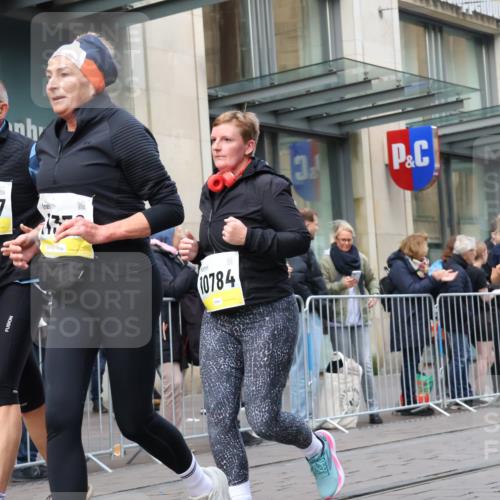 05.10.2025 - 20. swb-Marathon Bremen Strokosch-Dieckow http://msf.ph/oto/9270877 05.10.2025 11:08:47 Ziel 9184, 9466, 9632, 9774, 9798, 9815, 9912, 10031, 10087, 10248, 10295, 10315, 10458, 10522, 10714, 10784, 10840, 11056, 11126, 11142, 11379, 11437, 11530, 11674, 9184, 9466, 9632, 9774, 9798, 9815, 9912, 10031, 10087, 10248, 10295, 10315, 10458, 10522, 10714, 10784, 10840, 11056, 11126, 11142, 11379, 11437, 11530, 11674 meine-sportfotos.de
