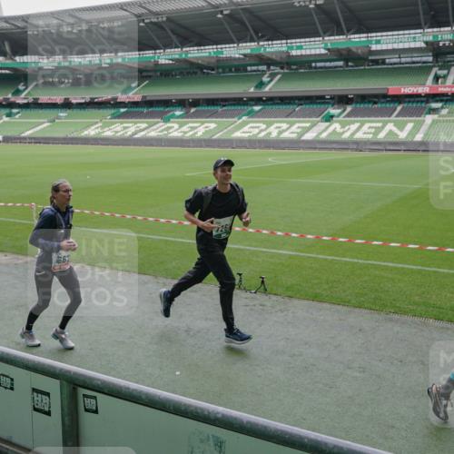 05.10.2025 - 20. swb-Marathon Bremen Michael Burmester http://msf.ph/oto/9270880 05.10.2025 12:43:04 Laufen im Stadion 588, 628, 662, 965, 1105, 1123, 1215, 1265, 1612, 1641, 1645, 1652, 1745, 1810, 2062, 2068, 2141, 2385, 3294, 3391, 3580, 3705, 4664, 5028, 5231, 5470, 5741, 5815, 6224, 6423, 7269, 7405, 7472, 7498, 7547, 7668, 7764, 8053, 8520, 635, 907, 1763, 3153, 4635 meine-sportfotos.de