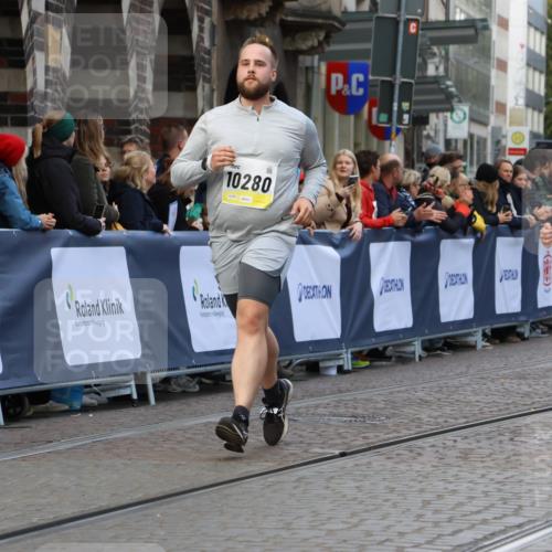 05.10.2025 - 20. swb-Marathon Bremen Strokosch-Dieckow http://msf.ph/oto/9270893 05.10.2025 11:10:19 Ziel 8225, 8533, 9734, 9895, 10189, 10280, 10288, 10552, 11333, 11388 meine-sportfotos.de