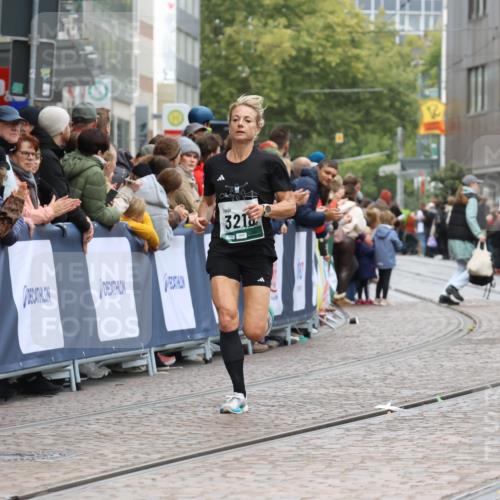 05.10.2025 - 20. swb-Marathon Bremen Strokosch-Dieckow http://msf.ph/oto/9270924 05.10.2025 13:01:49 Ziel 1992, 2062, 3218, 7440 meine-sportfotos.de