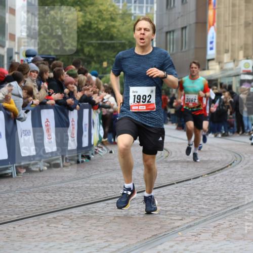 05.10.2025 - 20. swb-Marathon Bremen Strokosch-Dieckow http://msf.ph/oto/9270951 05.10.2025 13:01:50 Ziel 1992, 2062, 3218 meine-sportfotos.de
