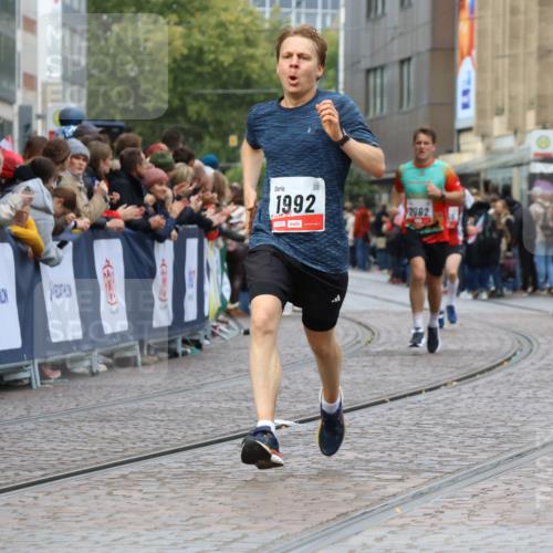 05.10.2025 - 20. swb-Marathon Bremen Strokosch-Dieckow http://msf.ph/oto/9270973 05.10.2025 13:01:50 Ziel 1992, 2062, 3218 meine-sportfotos.de