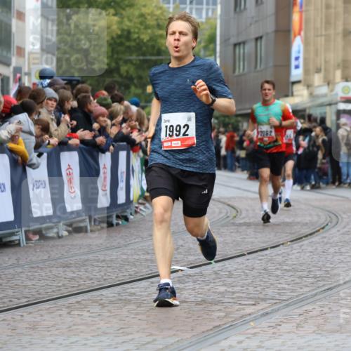 05.10.2025 - 20. swb-Marathon Bremen Strokosch-Dieckow http://msf.ph/oto/9270994 05.10.2025 13:01:50 Ziel 1992, 2062, 3218 meine-sportfotos.de