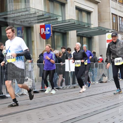 05.10.2025 - 20. swb-Marathon Bremen Strokosch-Dieckow http://msf.ph/oto/9271005 05.10.2025 11:08:51 Ziel 9632, 9798, 9815, 9848, 9892, 10087, 10295, 10315, 10458, 10522, 10784, 11056, 11126, 11142, 11379, 11437, 11530, 11674, 9632, 9798, 9815, 9848, 9892, 10087, 10295, 10315, 10458, 10522, 10784, 11056, 11126, 11142, 11379, 11437, 11530, 11674 meine-sportfotos.de
