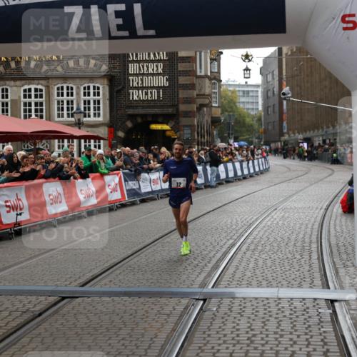 05.10.2025 - 20. swb-Marathon Bremen Yannick Fuchs http://msf.ph/oto/9271008 05.10.2025 12:15:43 Ziel 12 meine-sportfotos.de