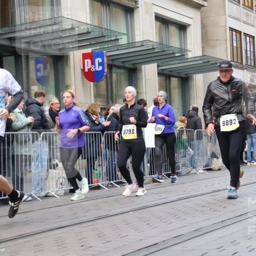 05.10.2025 - 20. swb-Marathon Bremen Strokosch-Dieckow http://msf.ph/oto/9271018 05.10.2025 11:08:51 Ziel 9632, 9798, 9815, 9848, 9892, 10087, 10295, 10315, 10458, 10522, 10784, 11056, 11126, 11142, 11379, 11437, 11530, 11674, 9632, 9798, 9815, 9848, 9892, 10087, 10295, 10315, 10458, 10522, 10784, 11056, 11126, 11142, 11379, 11437, 11530, 11674 meine-sportfotos.de