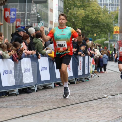 05.10.2025 - 20. swb-Marathon Bremen Strokosch-Dieckow http://msf.ph/oto/9271022 05.10.2025 13:01:55 Ziel 1745, 2062 meine-sportfotos.de